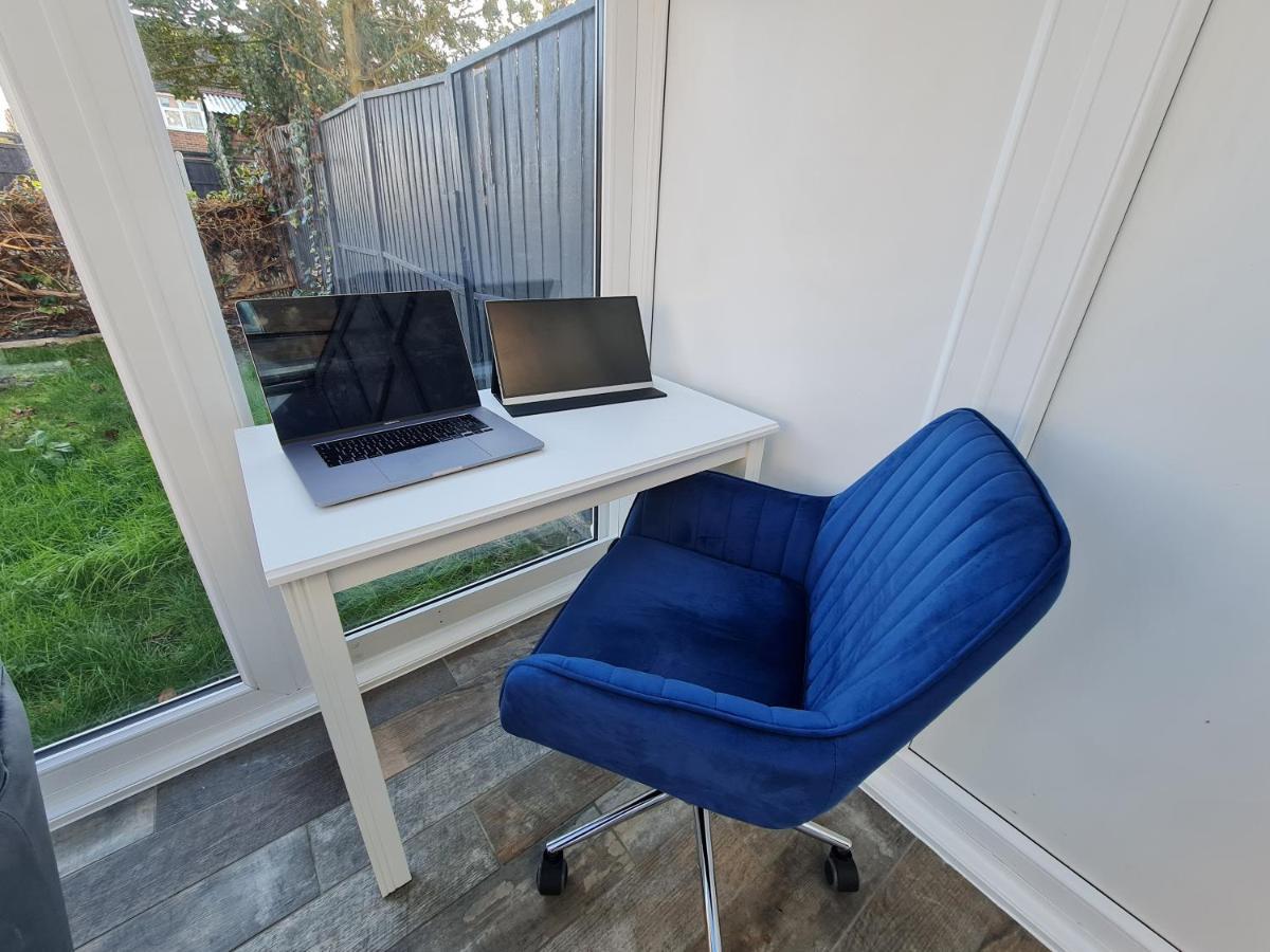 Elm Park Cheerful 4-Bedroom Holiday Home Hornchurch Exterior foto